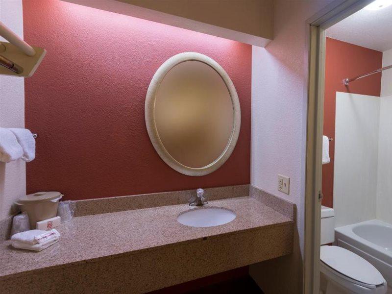 Red Roof Inn St Clairsville - Wheeling West St. Clairsville Bagian luar foto