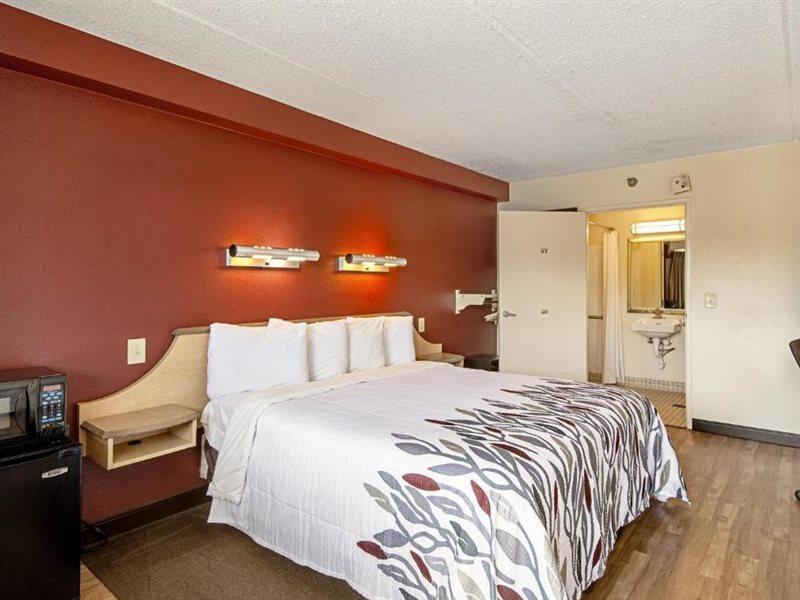 Red Roof Inn St Clairsville - Wheeling West St. Clairsville Bagian luar foto