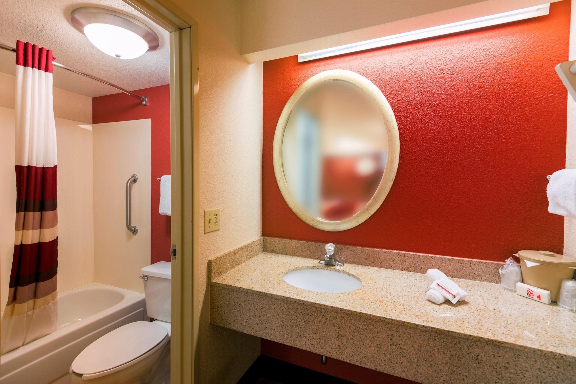 Red Roof Inn St Clairsville - Wheeling West St. Clairsville Bagian luar foto