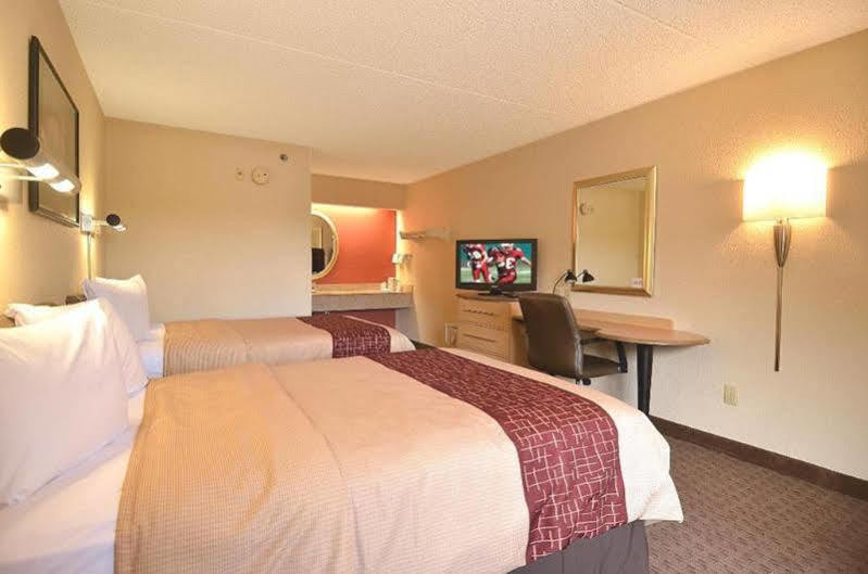 Red Roof Inn St Clairsville - Wheeling West St. Clairsville Bagian luar foto
