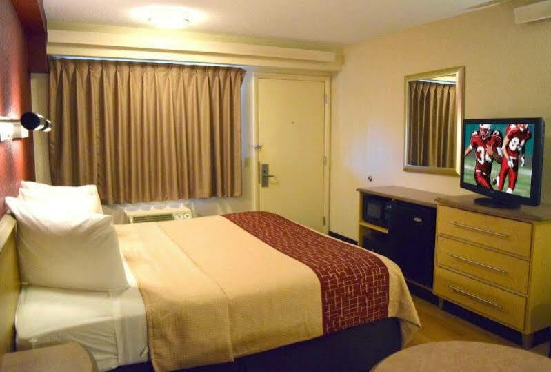 Red Roof Inn St Clairsville - Wheeling West St. Clairsville Bagian luar foto